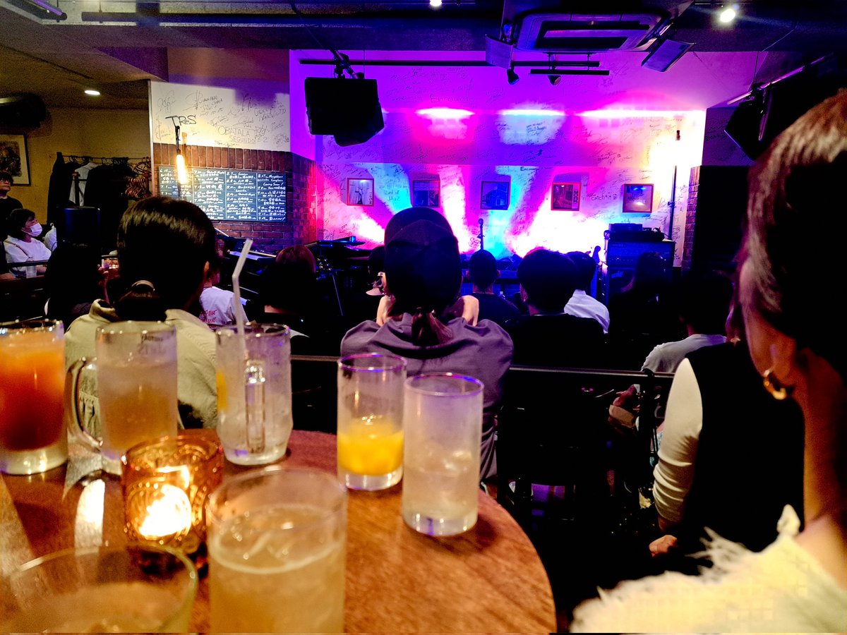 22Miaki's tweet photo. 昨日はエイタスライブでした。
早めにモンクの前通ったらタバコ吸うウエノさんに出くわして3度見した(笑)

泣いて笑って浸って、こんな時間があるんだなーってこの年齢で初めて知れて本当に最高に幸せ時間でした。
 #TheHIATUS https://t.co/9JeDVEUmo5