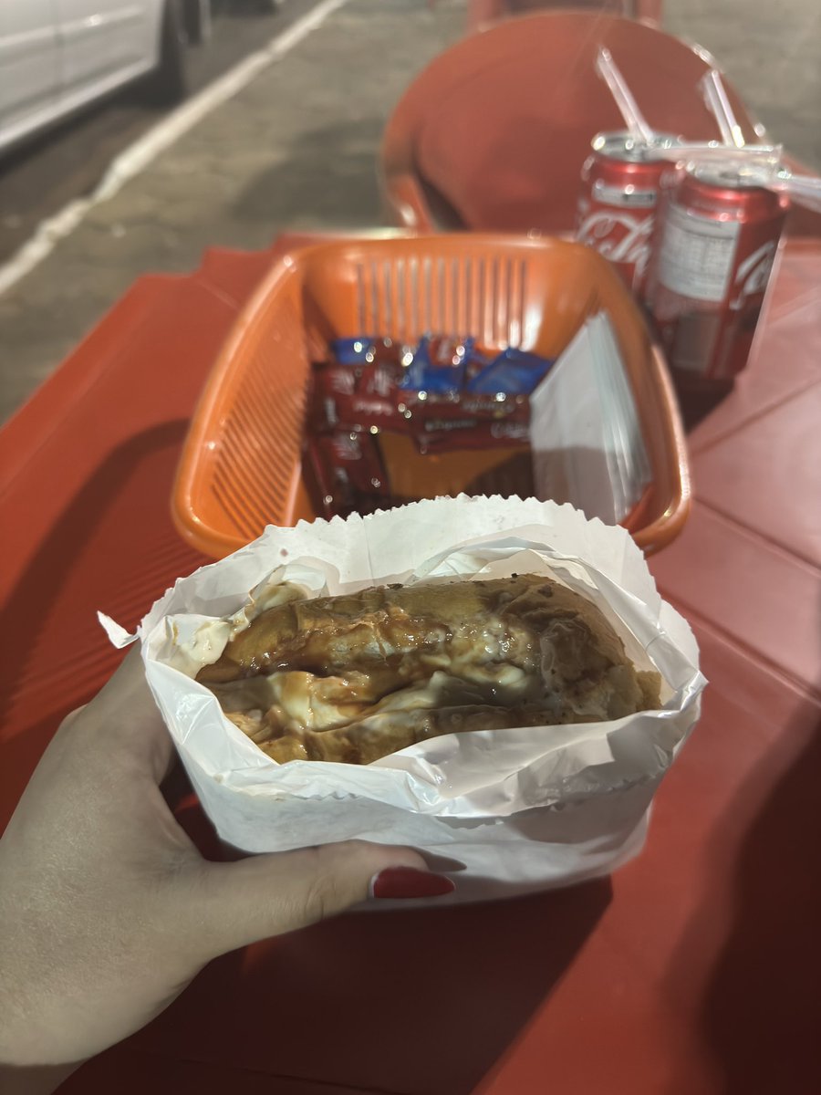 annam_fg's tweet photo. “amor queria comer um lanche hj, vamo!” 
- vamo nego, queira ir lá no Pedrão 
“Mas fica em outra cidade…” 
- tudo bem pode ser outro então 
Nois na outra cidade comendo o lanche feliz da vida: https://t.co/tVVQZXmgj4
