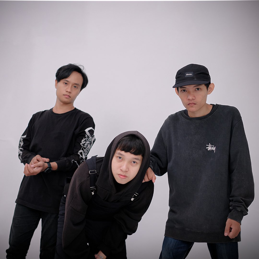cloudcryband's tweet photo. Hi! in case you didn't know..
We are "Cloudcry".

Rock band based in Surakarta, Indonesia. 🇮🇩 
Consisted of 3 members, we have released two songs, go and check them out! ⬇️

https://t.co/QQBUbM2MQx https://t.co/ADneRie605