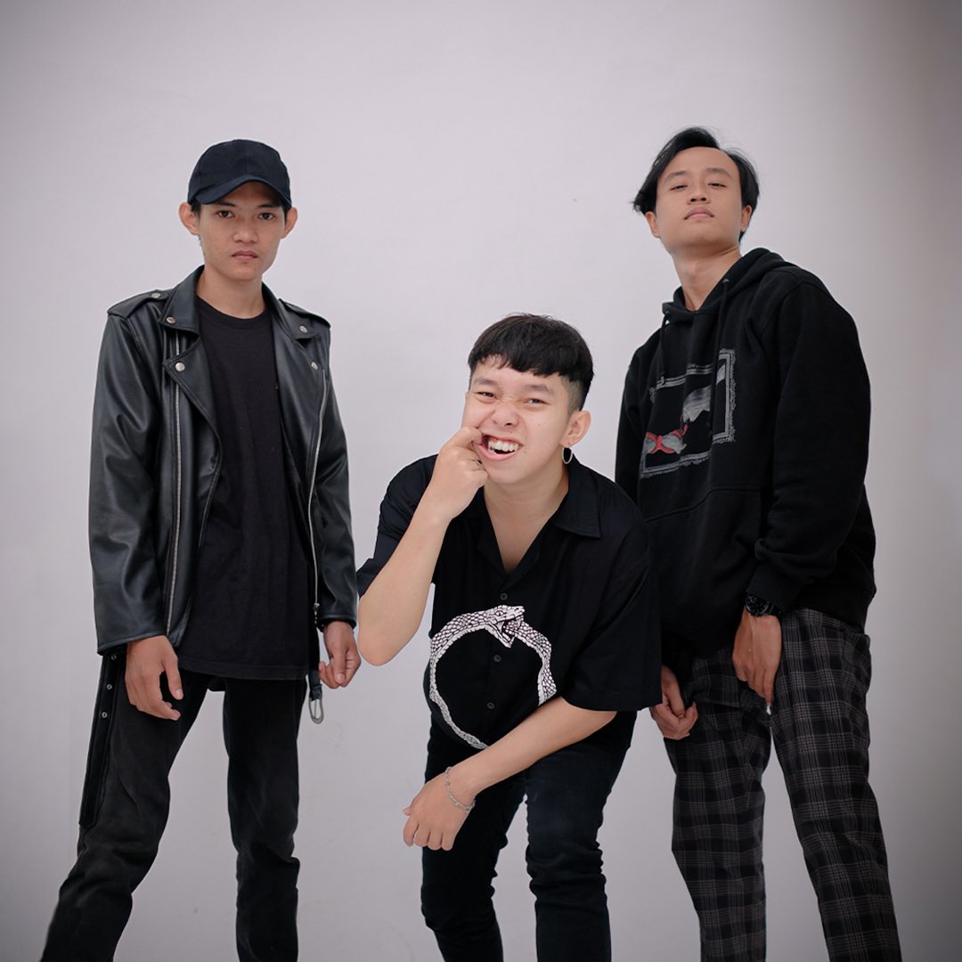 cloudcryband's tweet photo. Hi! in case you didn't know..
We are "Cloudcry".

Rock band based in Surakarta, Indonesia. 🇮🇩 
Consisted of 3 members, we have released two songs, go and check them out! ⬇️

https://t.co/QQBUbM2MQx https://t.co/ADneRie605
