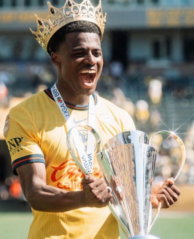 🚨Ningún americanista debe tener menos de 1000 seguidores. Unámonos para apoyar al <a href="/ClubAmerica/">Club América</a> rumbo al TRICAMPEONATO.🏆

Responde a este tweet, dale RT y SIGUE a todos los águilas que comenten.💛