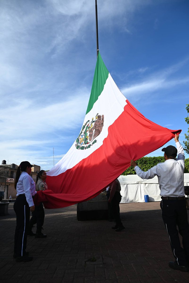 ingmarcotrejo's tweet photo. A 3 meses de que concluya esta Administración, continuamos trabajando en unidad para seguir resolviendo los problemas del municipio. Arrancamos el mes de julio, con honores a la bandera, como cada primer lunes de mes, eso fortalece nuestra cultura cívica y sentido patriótico. https://t.co/JRFNmleiN9