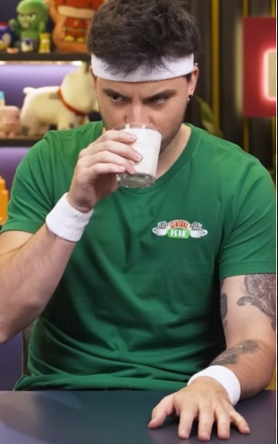 FelipeNplm's tweet photo. Pra quem tá dizendo que o Ronaldo é nazista porque bebe leite cru, veste verde e faz sinal de top. Saiba que o MST vende leite cru, o Felipe neto já usou camisa verde e o Lula já fez o sinal 👌 https://t.co/JdgRXPkgoN
