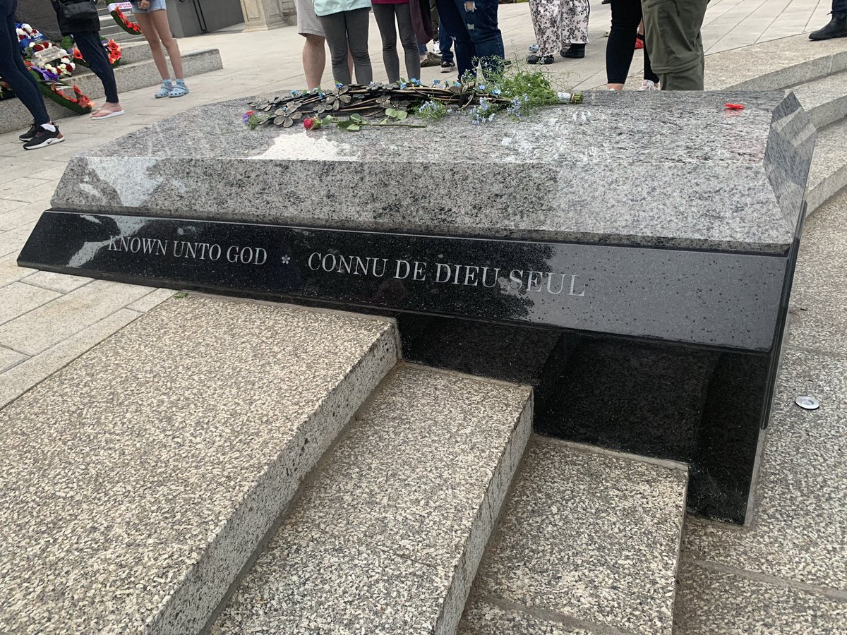 WesleyGreen79's tweet photo. Went down tonight to pay my respects to the unknown soldier. I don’t know who you are, but thank you for your service. Now you can rest. Now you are home. https://t.co/CfZppItCaq
