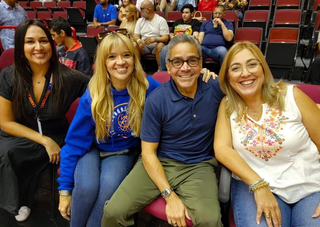 ¡Hoy veo ganar a mis Leones junto a <a href="/hiramgp/">Hiram Guadalupe</a> ! 🦁🏀 Amigo, compadre y hermano, un gran ser humano. Su único defecto es que es cangrejero 🦀 🤭😂. 

¡Vamos, mis Leones!

#VamosLeones #Ponce