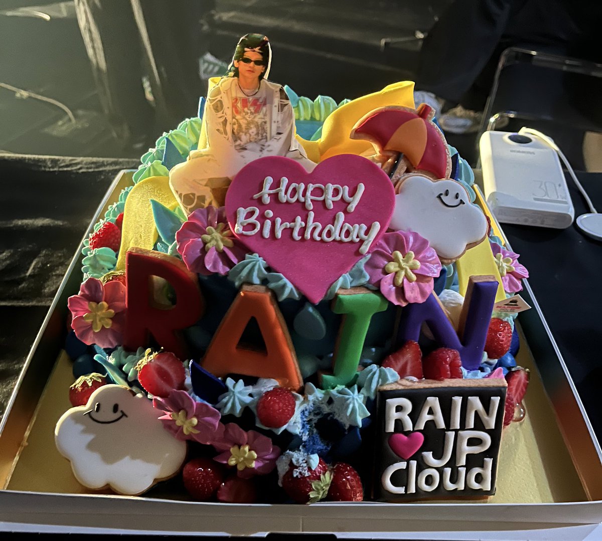 NICE73555's tweet photo. そして6月25日はRAINさんのお誕生日でした.あまり誕生日は祝ったりしないとの事でしたが皆様からのお祝いやサプライズに照れ笑いされておりました.ケーキすごすぎて感動で写真パシャリ！ https://t.co/I9RJi2Rqpw