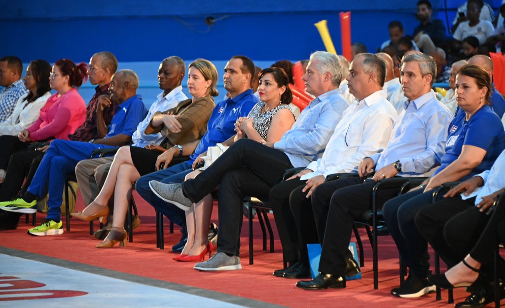 PresidenciaCuba's tweet photo. 🇨🇺| El presidente @DiazCanelB participó en la inauguración de los 60 Juegos Deportivos Escolares.

Más de 6 500 estudiantes-atletas de las 15 provincias y el municipio especial Isla de la Juventud competirán en 33 disciplinas. https://t.co/HeV1ArGdnD
