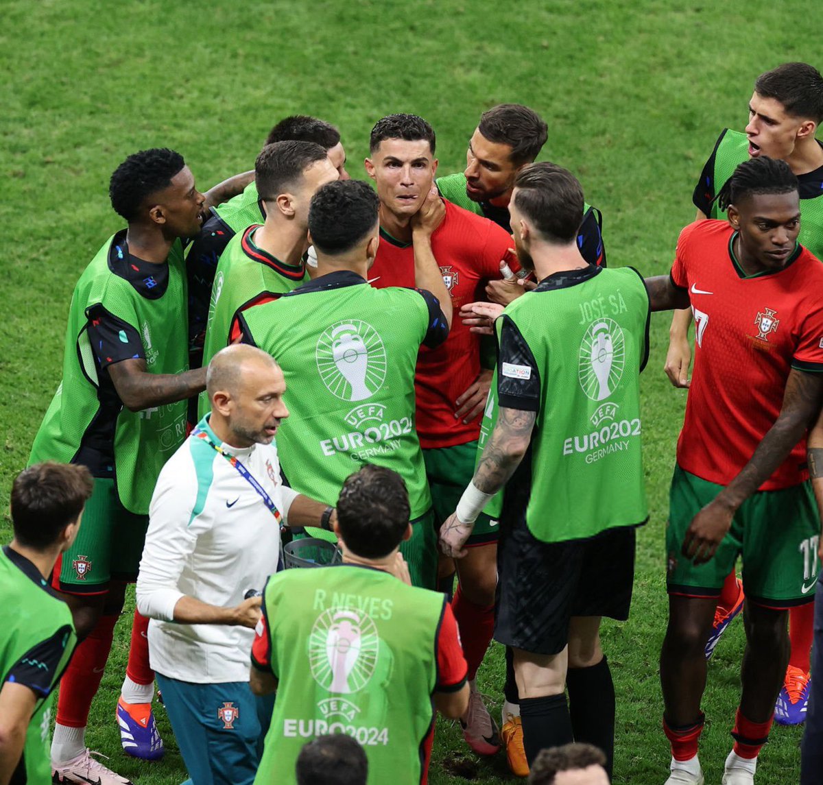 These players grew up watching Cristiano Ronaldo and wanting to play with him. The moment he was destroyed, they all supported him. 

What a picture. ❤️