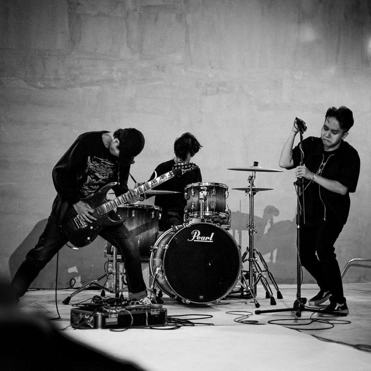 cloudcryband's tweet photo. [Behind The Scene] making of 𝐋𝐞𝐚𝐯𝐢𝐧𝐠 𝐄𝐝𝐞𝐧 Music Video. https://t.co/TVSiiYbEIF