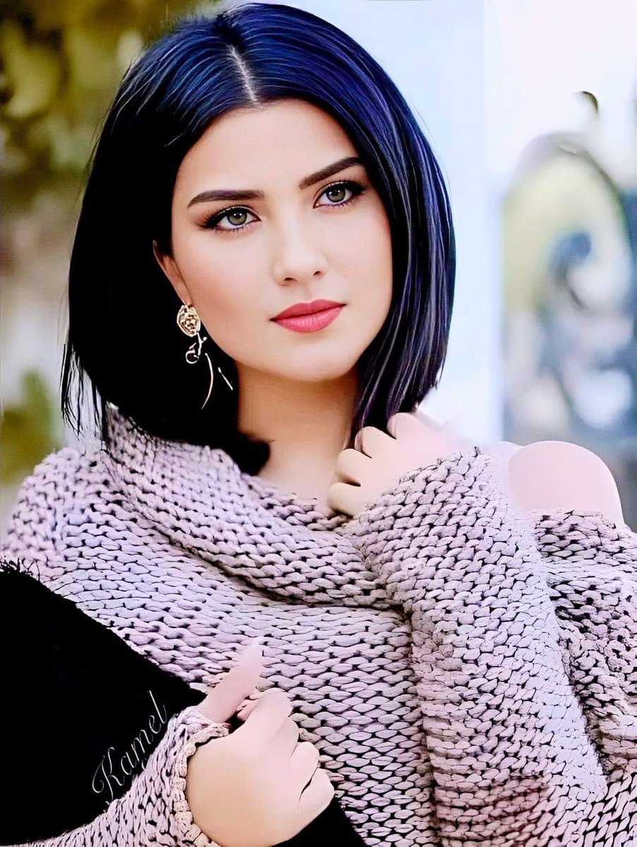 أنا أرى نفسي جميلة جداً ❤️
ومهما رأيت لا أشعر أنني أقل من أي شخص آخر دائمًا أحب شكلي ولون بشرتي ونبرة صوتي وضحكتي، وحتى نظراتي العشوائية، وتفكيري وأسلوبي وشخصيتي
أنا لا أتعوض في حياة أي شخص مهما حصل توقّفنا  عن  الكلام