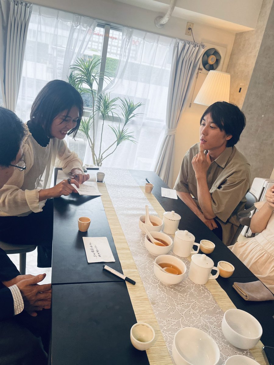 今天上紅茶課
大家興致高昂的討論著各地的紅茶
從台灣聊到英國，連下課時間都忘了⋯⋯
台灣的紅茶和日本有著極深的淵源
一堂課後大家都顯得更親近了