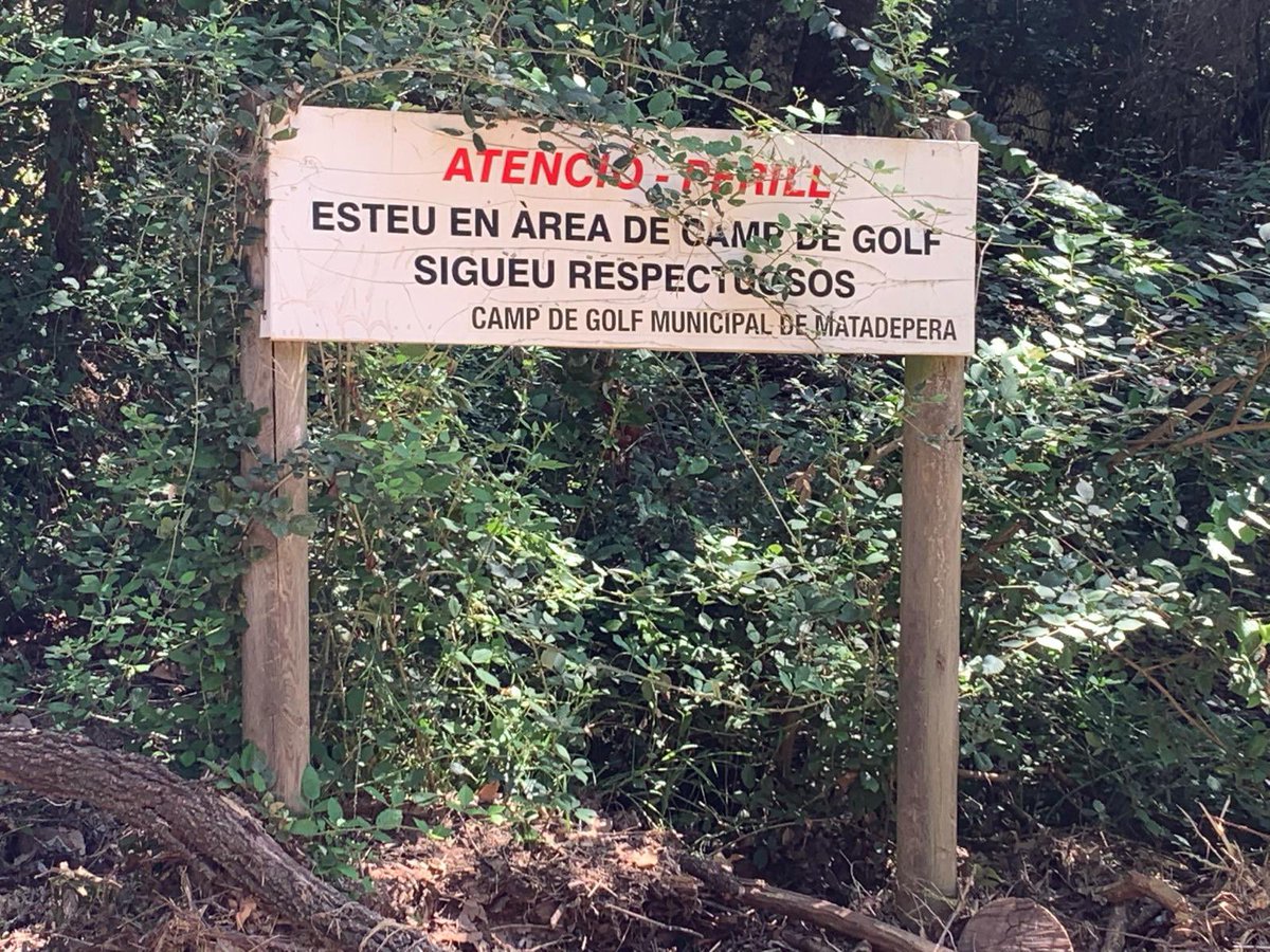 Quan vaig a mirar ocells al camp de golf del meu poble (a Can Vinyers de tota la vida) sempre em fa riure aquest cartell ridícul. Respecte per qui? Pel golf? Pel camp no serà, xop de pesticides. 1. 🔽