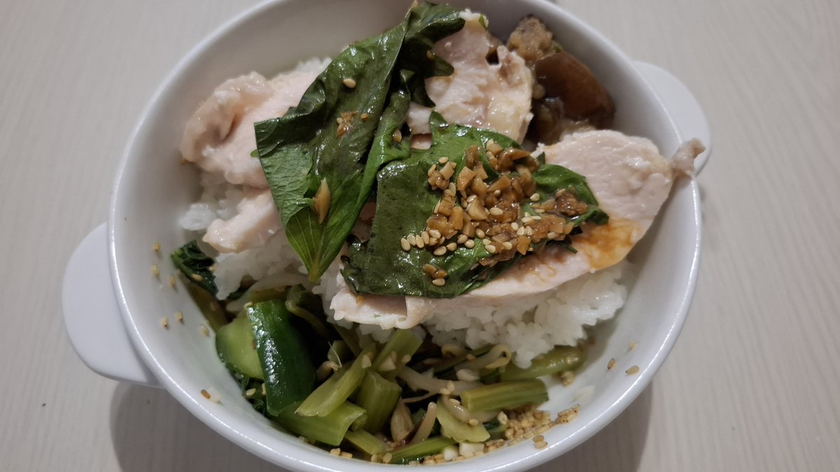 matchannel4's tweet photo. 撮り貯め放出中

頂いた #大葉 を
我���家の #ニンニク と
醤油漬けにしてあります(*´▽｀*)

サッパリ大葉にガツンと大蒜が
良い味になっております😊

淡白な鶏ハムと合わせて
食欲をそそる一品となりました(^^♪
#家庭菜園 https://t.co/c2hamI2eiC