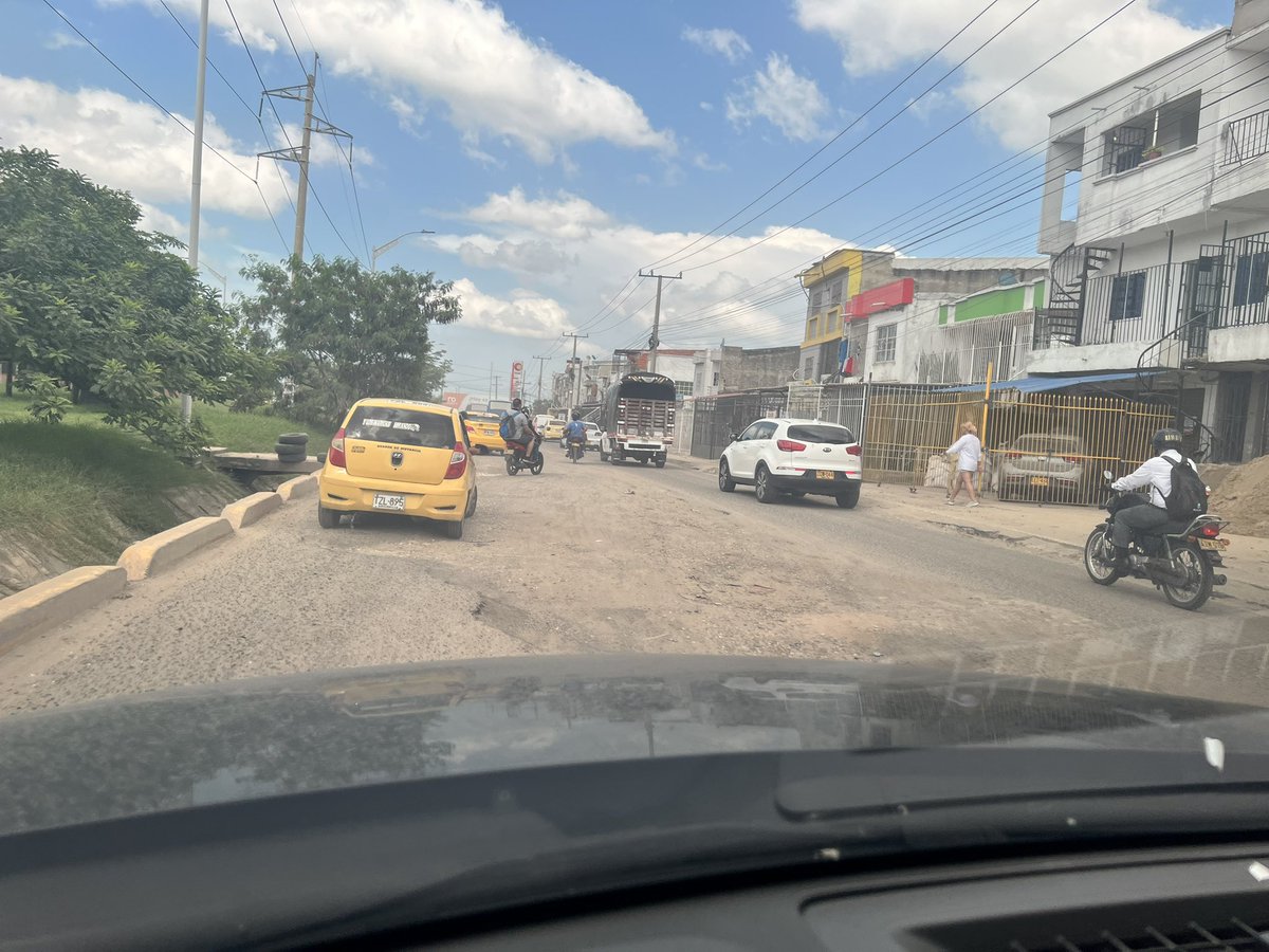 Oscarlema's tweet photo. Alcalde @AlejandroChar hasta cuando una circunvalar que parece la entrada a un corregimiento olvidado de Colombia? Es hora de tomar acciones de inmediato e intervenir esa vía. https://t.co/BG435Xshw1