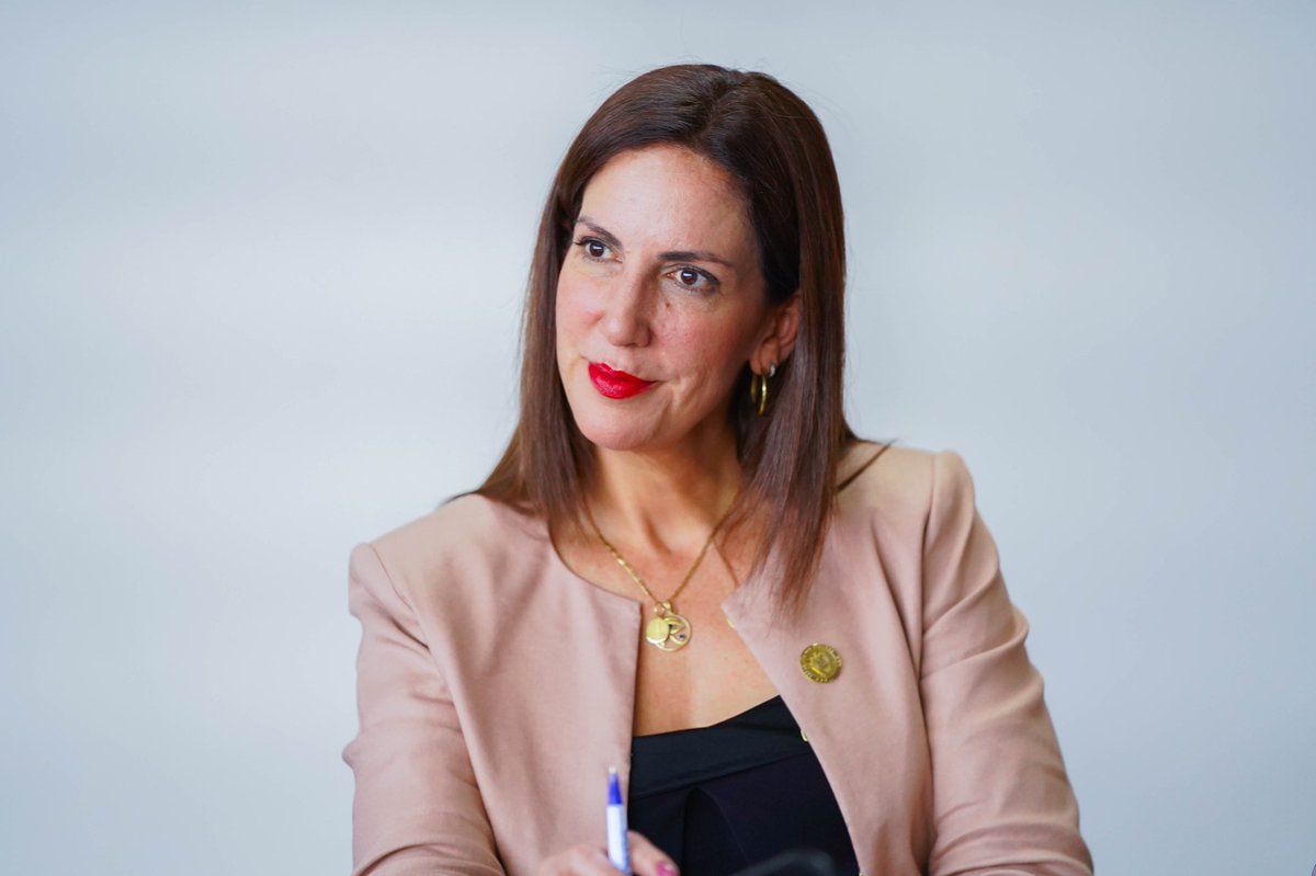 Educacion_Ec's tweet photo. 🤝 El trabajo en conjunto fortalece la educación. La ministra @AlegriaCrespo se reunió con representantes de la Comisión Fulbright del Ecuador, para dialogar sobre programas de enseñanza de inglés y capacitación a docentes, a través de becas.

Avanzamos con acciones concretas para crear más oportunidades en beneficio de la comunidad educativa. 

#ElNuevoEcuadorResuelve