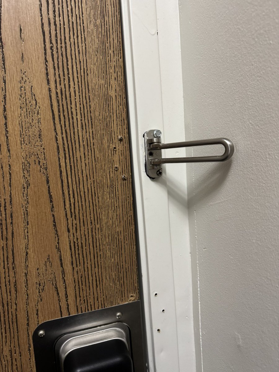 evinsmj's tweet photo. Here are some examples of the quality that this establishment thinks is appropriate for guests. https://t.co/kOqBepHoxy