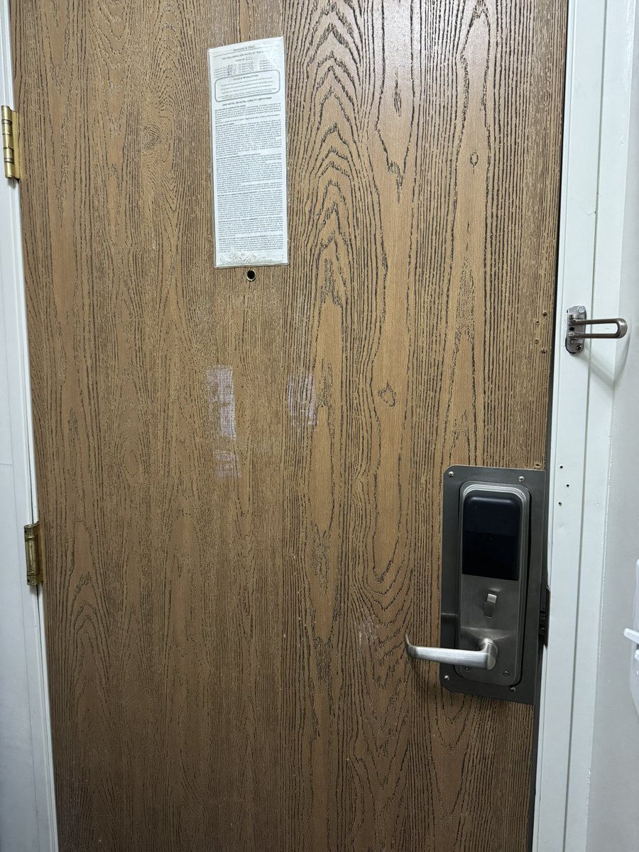 evinsmj's tweet photo. Here are some examples of the quality that this establishment thinks is appropriate for guests. https://t.co/kOqBepHoxy