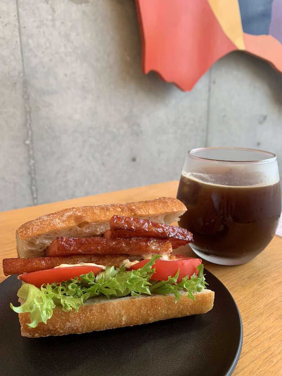 bsquaredTokyo's tweet photo. こんにちは！東陽町店です。
今日からBLTバゲットサンドが始まります🥪✨柚子コショウを使ったマヨネーズがアクセントになって夏にピッタリなサンドイッチです。ぜひお試し下さい！

#東陽町カフェ
#東陽町ベーカリー
#ベーカリーカフェ 
#ビースクエアード 
#焼きたてパン
#自家焙煎コーヒー https://t.co/n2wnBcf4zt