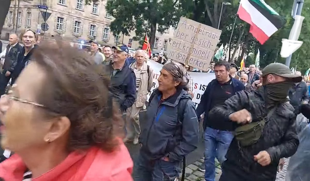 DerNorb's tweet photo. @Walnusskipferl …und was für Leute da mitlaufen…OMG 🙈😱
#Dresden #dd0107 https://t.co/3qTRQNBt69
