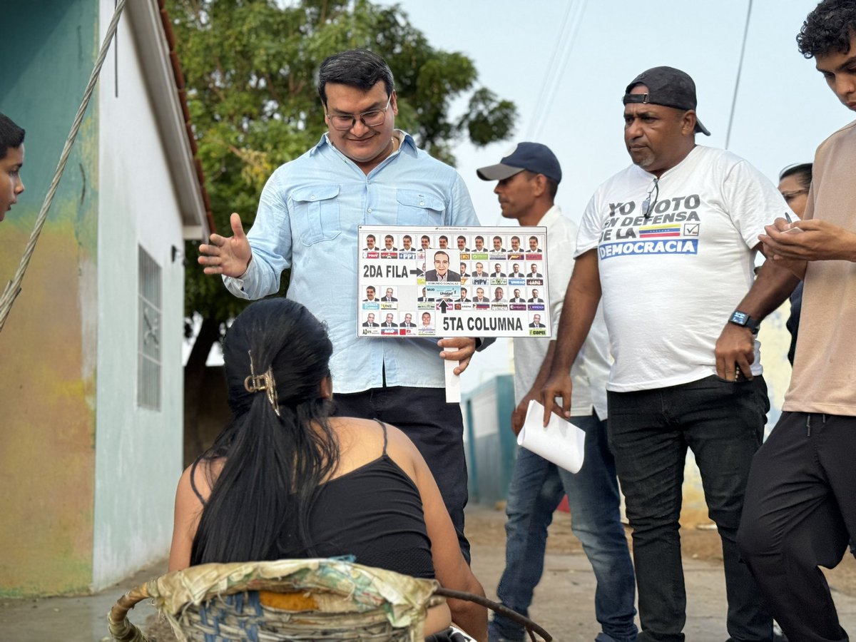 jesusricoad's tweet photo. #Coro|• Hoy acompañamos al equipo de @ADemocratica en Resistencia del municipio Miranda en un excelente contacto directo en el sector #CruzVerde. Mostramos el tarjetón electoral con la ubicación exacta de @EdmundoGU.

El cambio viene para nuestro país con 
¡Edmundo González! https://t.co/7FWaZJ0cOH
