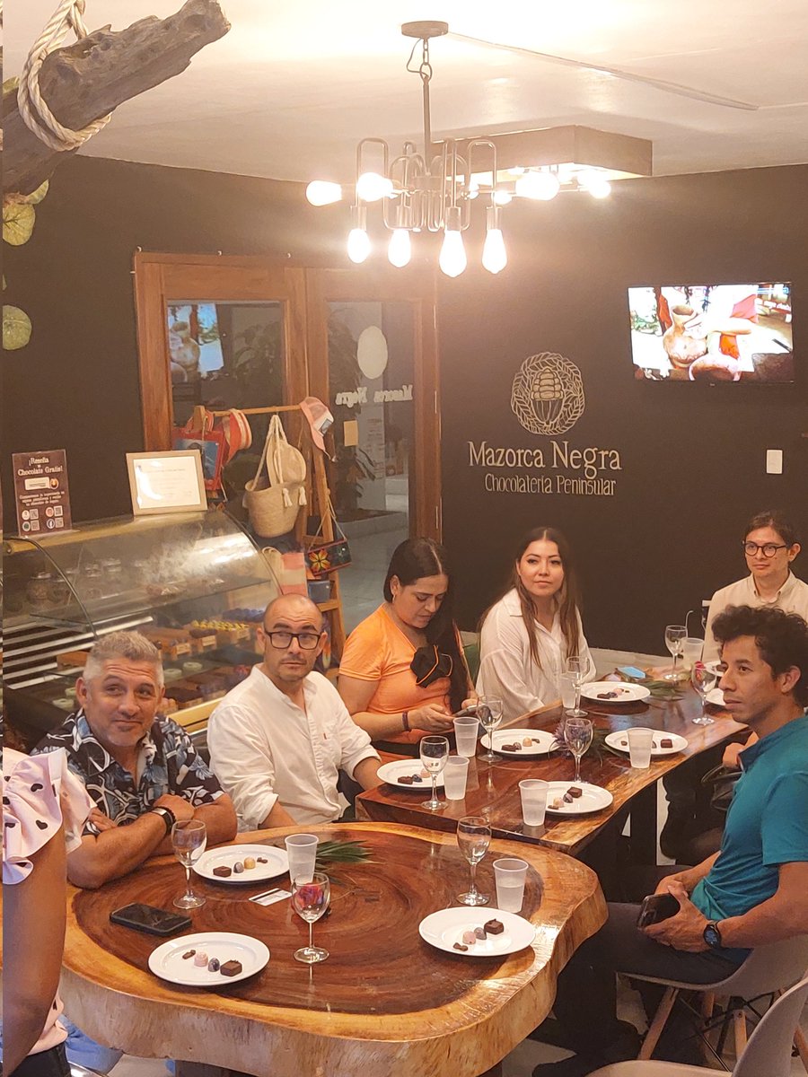 Muchas gracias a Chocolatería Mazorca Negra por la degustación a nuestros invitados del Preforo Nacional de la Bicicleta 2024 "Chetumal, El Caribe Pedalea"
Y dar a conocer al mundo esta nueva marca desarrollada en comunidad, orgullosamente quintanarroense.