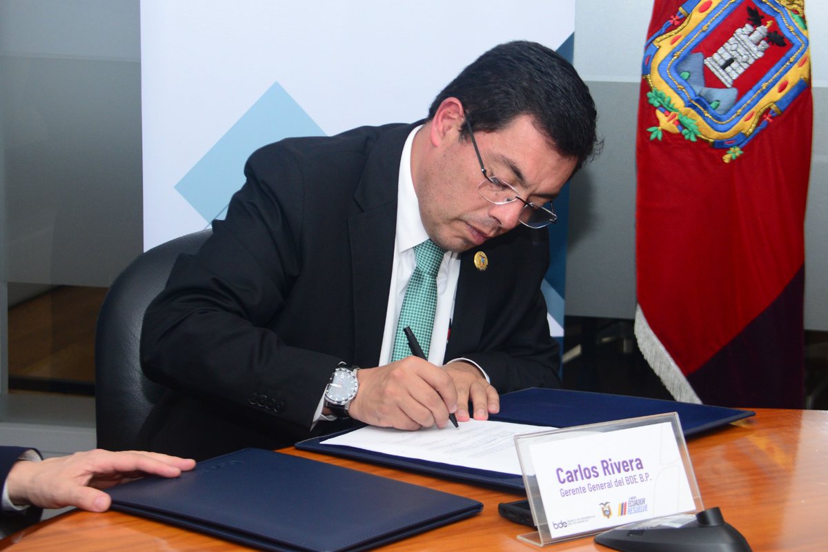 BDEcuadorBP's tweet photo. ¡Más agua y vías en 🇪🇨 gracias a este convenio!   
Hoy, en presencia del ministro de @FinanzasEc, @JuanCVegaEC, el #GerenteGeneralBDE, @CRiveraBautista, suscribe el contrato con el @el_BIDpor USD 200 millones para proyectos de:

✅Agua potable
✅Vialidad https://t.co/L38BeWIDra