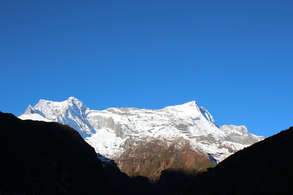 himallifephoto's tweet photo. #Himalayan #Landscapen №170
#ヒマラヤの風景
早朝の #Karyolung #Himal 抜けるような青空と白い #ヒマール の下に黒く沈む谷 圧倒的な標高差が織りなすコントラスト
#Khumbu #Himal #Nepal #voluntee
#クーンブ #ネパール #ボランティア https://t.co/60m5eug3jo