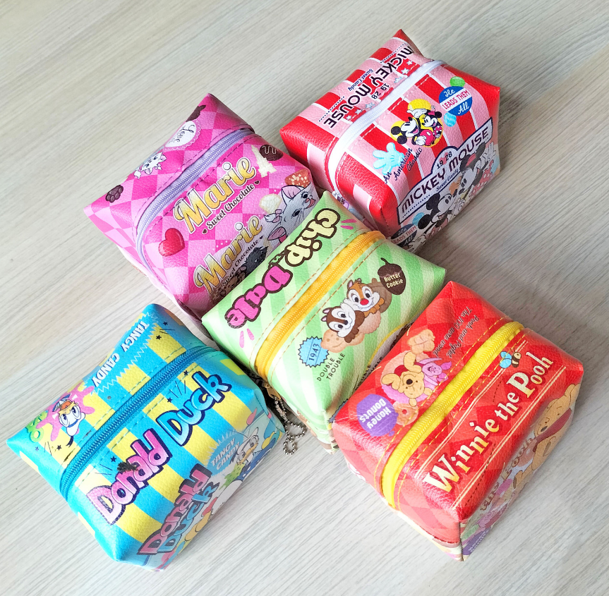 Cacaroo_Gift's tweet photo. 各シリーズの小銭入れはすべて揃っているので、バッグにかけて出かけるのにも便利です
#工場 #仕入先
#バッグ #USJグッズ #ディズニーグッズ https://t.co/DUGoZNxoLi