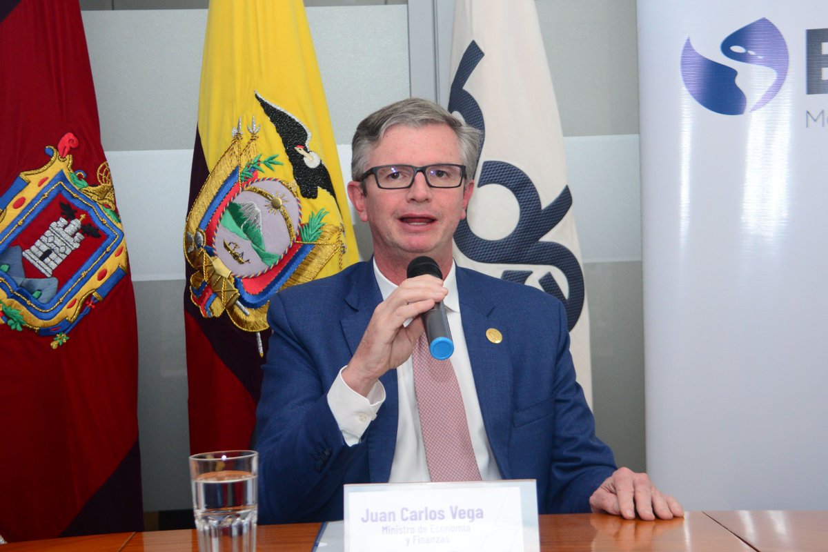 ¡Más agua y vías en 🇪🇨 gracias a este convenio!   
Hoy, en presencia del ministro de <a href="/FinanzasEc/">Economía Finanzas Ec</a>, <a href="/JuanCVegaEC/">Juan Carlos Vega</a>, el #GerenteGeneralBDE, <a href="/CRiveraBautista/">CarlosRiveraB</a>, suscribe el contrato con el @el_BIDpor USD 200 millones para proyectos de:

✅Agua potable
✅Vialidad