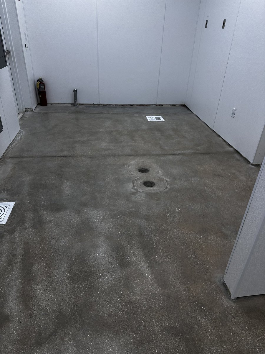 KoncreteArt's tweet photo. Update on the concrete floors! 👀✨ #HappyMonday https://t.co/EKwCiDAuUV