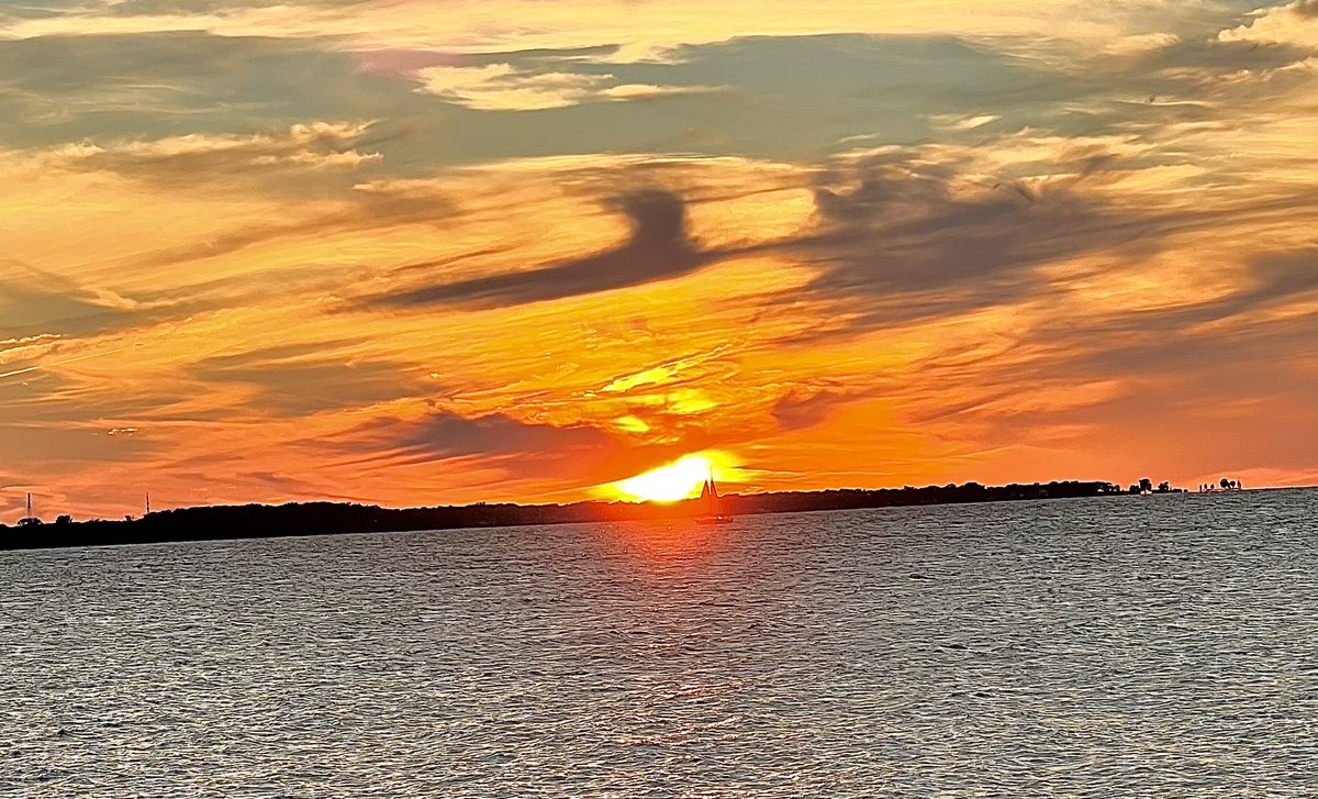 LakeErieFan's tweet photo. Sailboat at sunset. #lakeerielove #shoresandislands #lakesidesunset https://t.co/HeEbhGqc8v