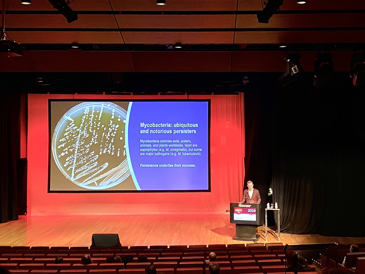 Chris Greening's intriguing talk on "Microbial Oxidation of Atmospheric Trace Gases: From Enzymes to Ecosystems" at #ASM2024! Discover how microbes harvest energy from air, redefining life’s minimal requirements with profound climate and astrobiological implications. 🧫🔬#ASM2024