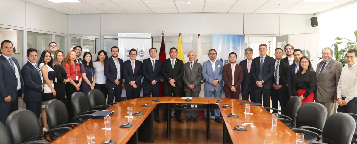 📢El BDE y BID, mantienen lazos estrechos de trabajo en beneficio del 🇪🇨; el #GerenteGeneral <a href="/CRiveraBautista/">CarlosRiveraB</a>, asegura que, este contrato representa una importante gestión conjunta, que permitirá a los ciudadanos tener acceso a servicios básicos que mejoren su calidad de vida.