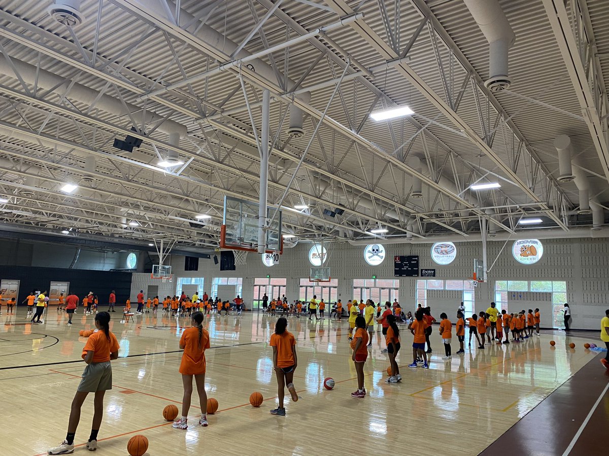 BirminghamSport's tweet photo. 𝙄𝘾𝙔𝙈𝙄: Community leader, Jeremy Towns, hosted the 3rd Annual Next Level Basketball Camp free of charge for kids in Birmingham.

Over 200 kids showed up to Hoover High.

In 12 days, he hosts a free football camp. https://t.co/G2TEFosCbf