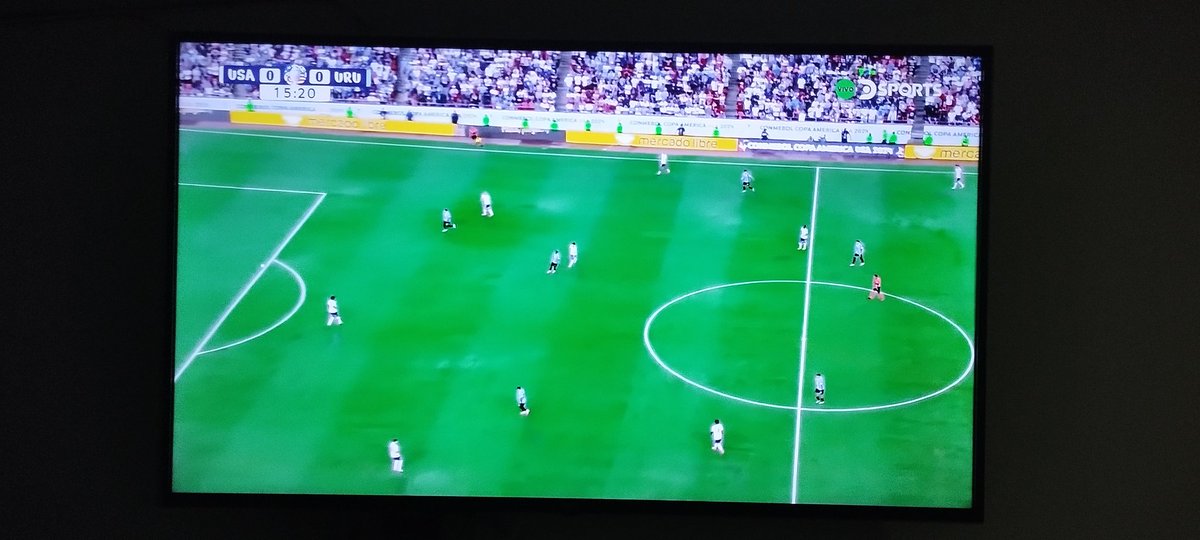 #CopaAmerica #dgo #directv Como van a inventar con esa camara esto no es fútbol americano, el daño que le hace la #conmebol #ConmebolCopaAmerica al fútbol 🤬