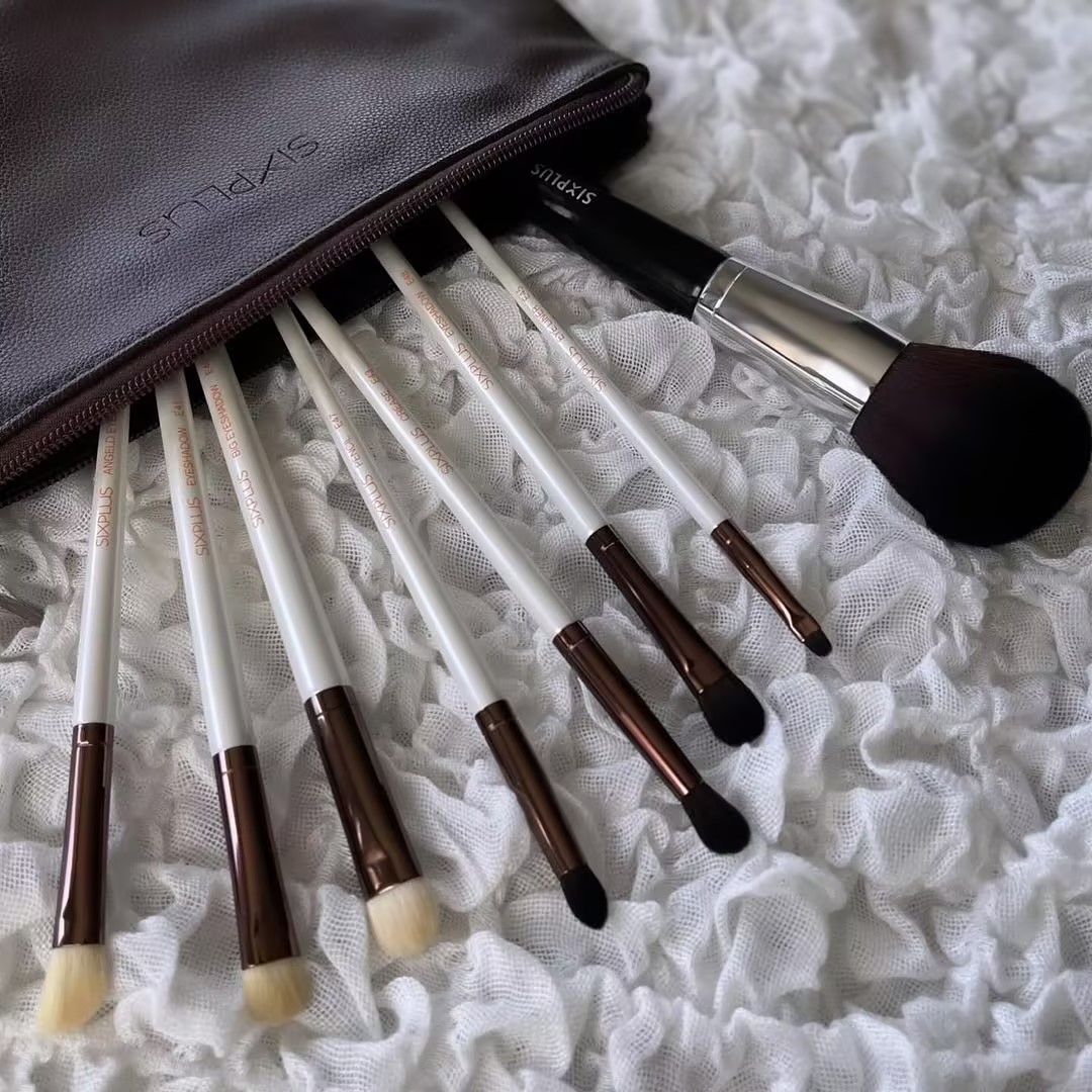 ☑︎SIXPLUSエレガンスシリーズ ホワイトパール
アイメイクブラシ 7本セット

厳選した素材を使用し最高級のナイロン毛を使用
動物の毛にも負けない仕上がりを実現！！

☑︎SIXPLUS 大きなサイズのパウダーブラシ

ブラシの毛は細くフワフワと柔らかくて
顔に触れてもチクチクしないよ🫧