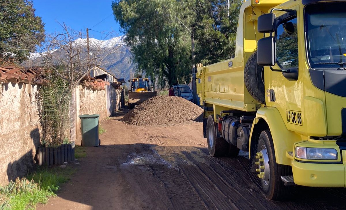 Ni la lluvia lo detiene: Patricio González llegó con maquinaria a reparar calle en Rinconada de Silva
putaendouno.cl/?p=29357