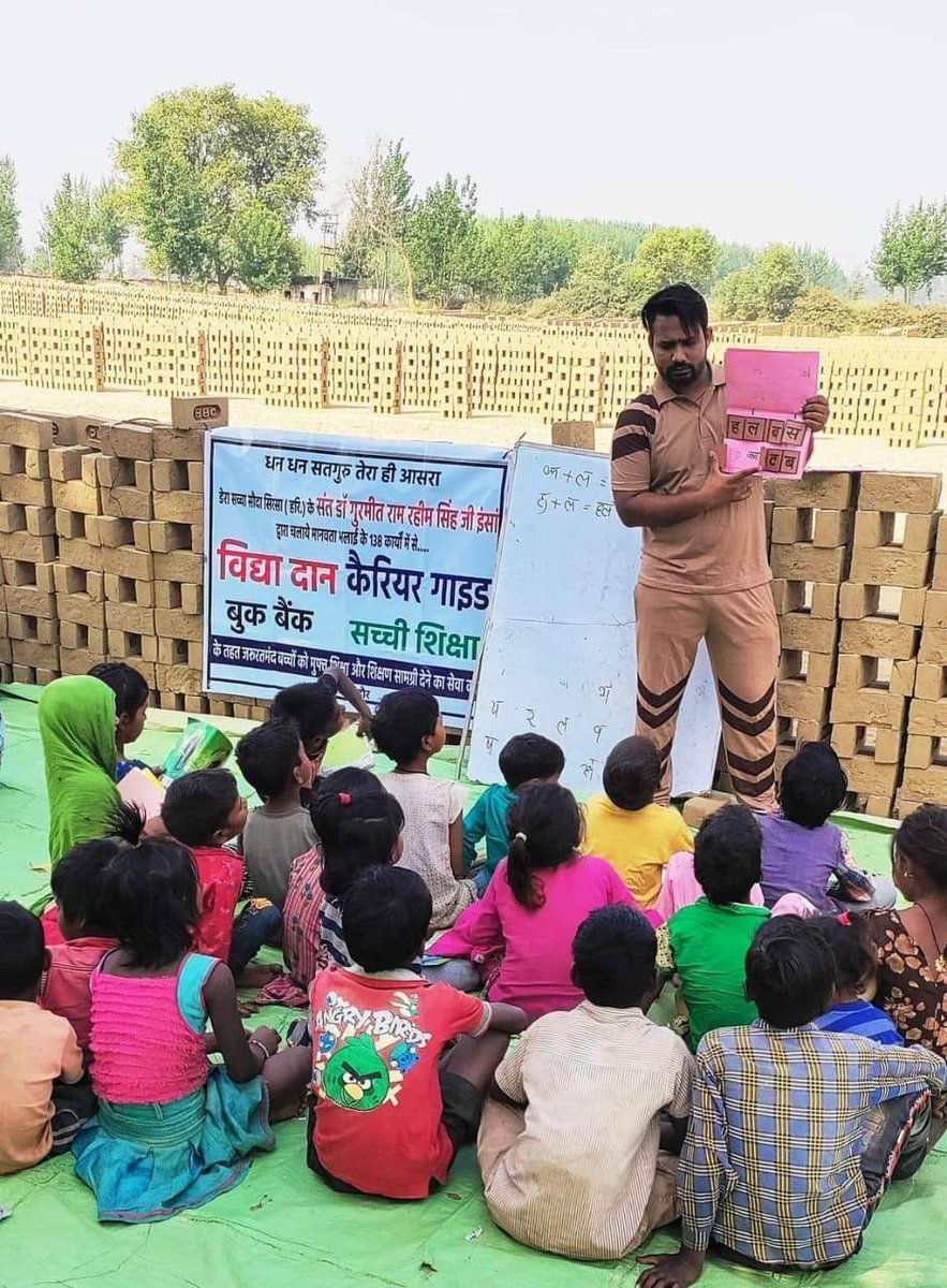Pardeep48487287's tweet photo. Saint Dr MSG Insan has started the initiative #GiftOfEducation to help the poor and needy students through free coaching classes, especially during the exams. Dera Sacha Sauda volunteers are conducting such classes in their respective blocks. https://t.co/5hi7xTI9zK