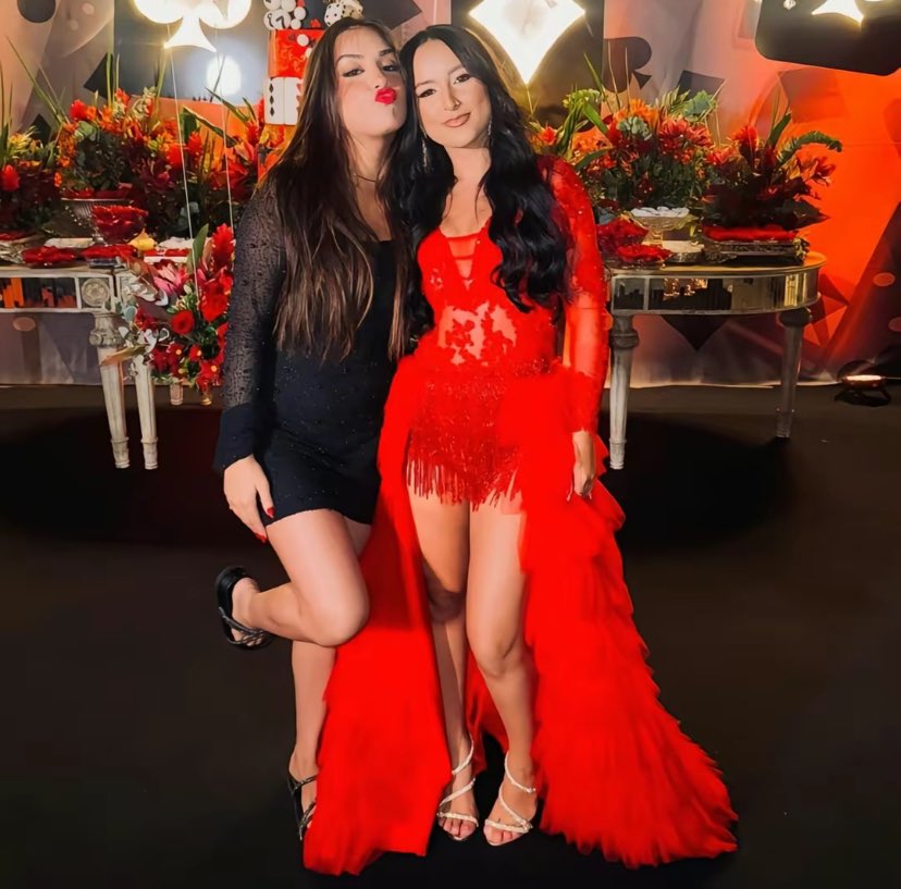 gabrieelaporto's tweet photo. eu e a menina q eu chamava de melhor amiga quase irmã ❤️ https://t.co/09b9seNaim