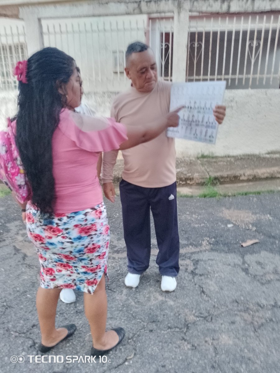 GalitoNoel's tweet photo. 01/07/24 Zona N 10.Realizamos Contacto Directo a VECINOS del Sector las Moreas, Mostrándole la Ubicación en la Tarjeta de la UNIDAD Nuestro Candidato Presidencial Edmundo González 
Cerca de los C de Votacion Esc. y Kind. los Ramón Antonio Pérez https://t.co/CAaZAXnEqk