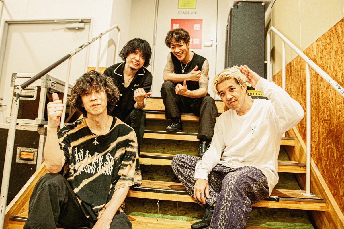 oniy02's tweet photo. 仙台でぶっかま！何度も演奏を重ねてきてひとつ強くなったオレ達のライブが出来たよ。前回セトリ間違えした男は冷静沈着に叩かなくてはいけない。だがしかし、熱い！暑すぎる！冷静になんてなれない、、あんな笑顔達を前にすると無限に力が湧いてくるよ。おかげで抜け殻です。最高だ！ありがとう〜 https://t.co/rE4Gkdxi6c