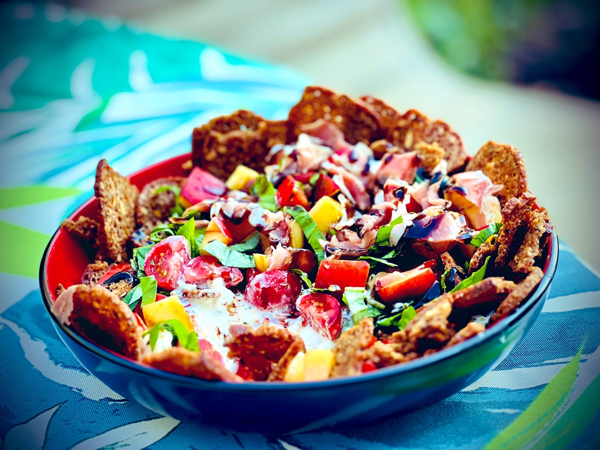 GVKitchenBitch's tweet photo. #girldinner #burrata #nectarines #proscuitto #cherrytomatoes #basil #traderjoessourdoughryecrisps #traderjoesaglioolio #balsamicglaze #traderjoesproducts https://t.co/MzsN9Nr0pm