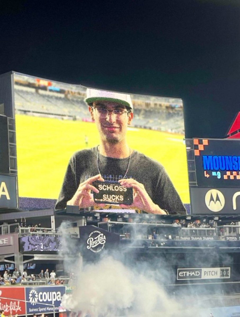 NoahB77_'s tweet image. College Baseball 📈

This dude appeared on the Yankee Stadium Jumbotron with a “Schloss Sucks” message on his phone 

#CollegeBaseball #GigEm #HookEm