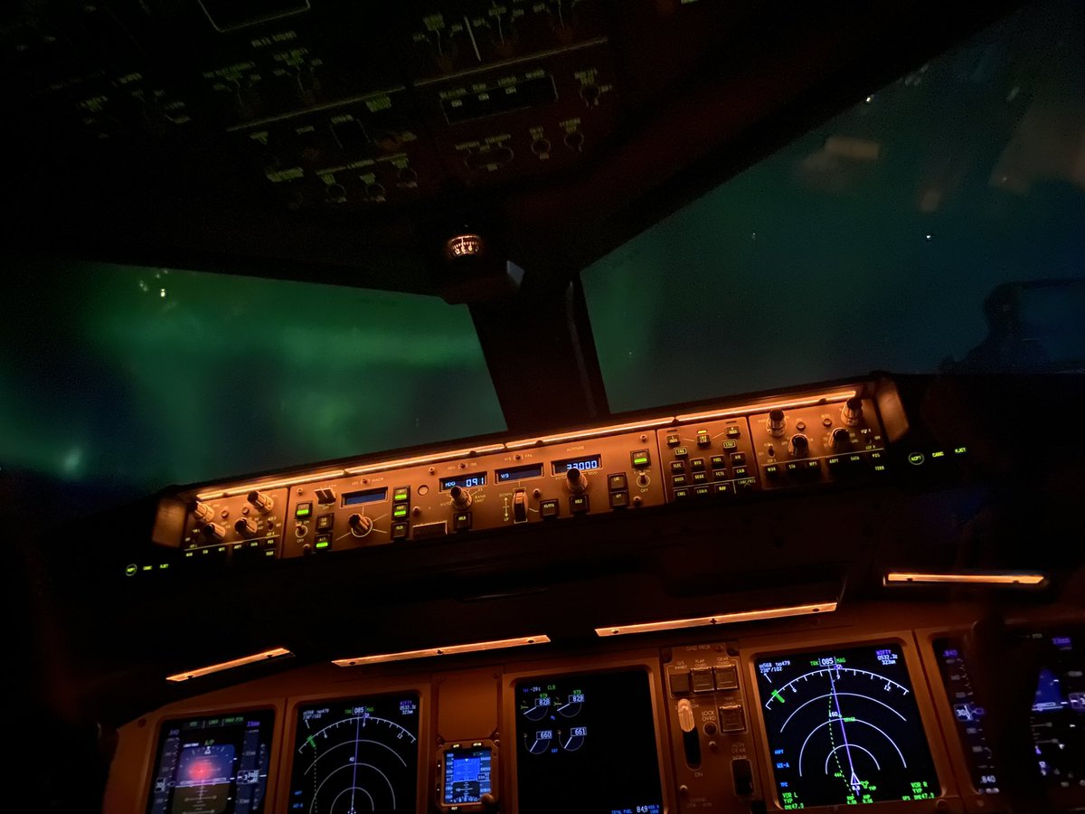 CryptoSrt's tweet image. Fly private🛩️  nothern light show time