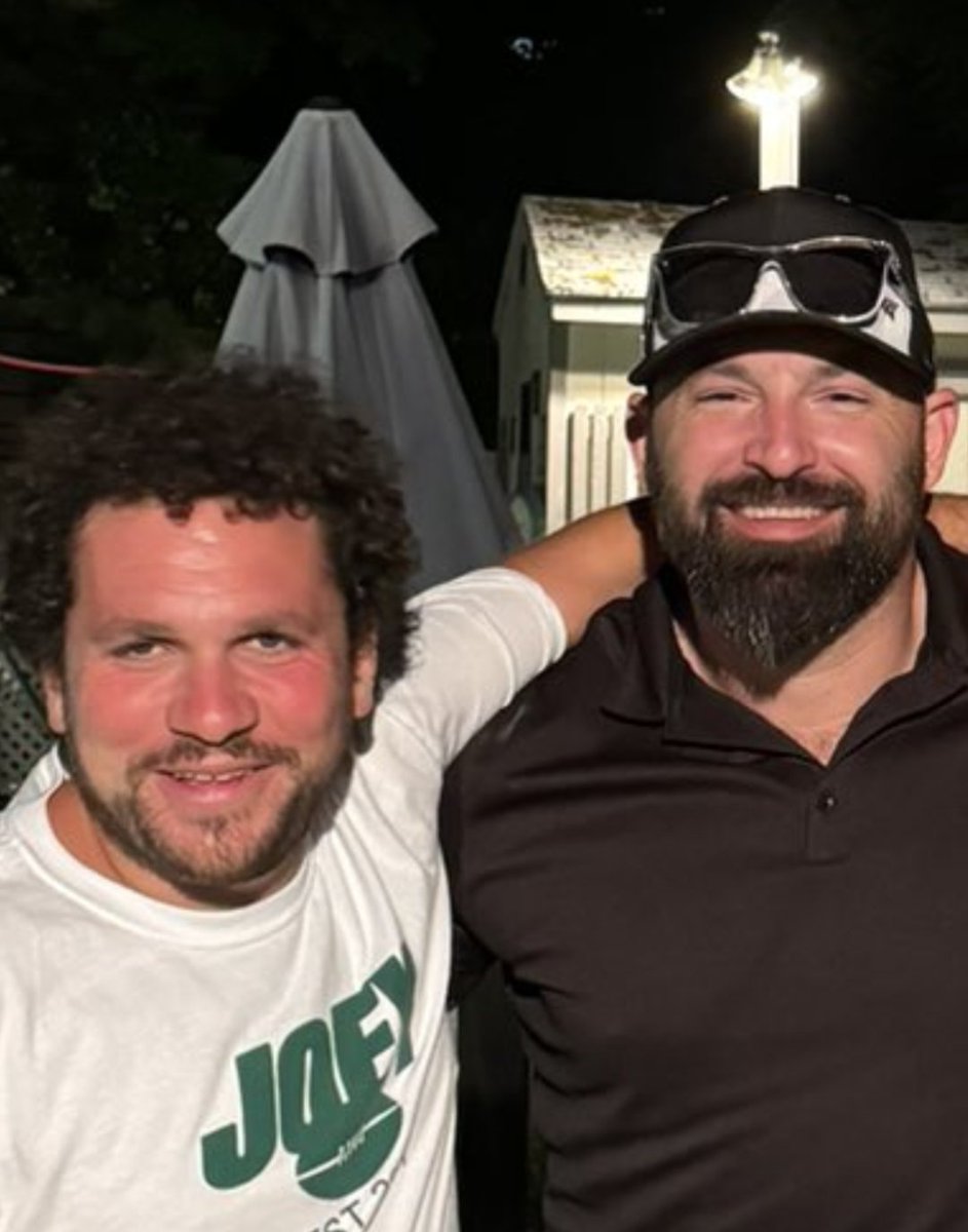 JohnPaulFAL's tweet image. It took less than an hour for #TwitterDetectives to prove my analysis wrong. Babs in fact DID NOT pick his  nose. He was merely scratching the outside of it because it was peeling. Refer to earlier "pic" of his red, peeling nose. Apologies to Babs. #Zapruder