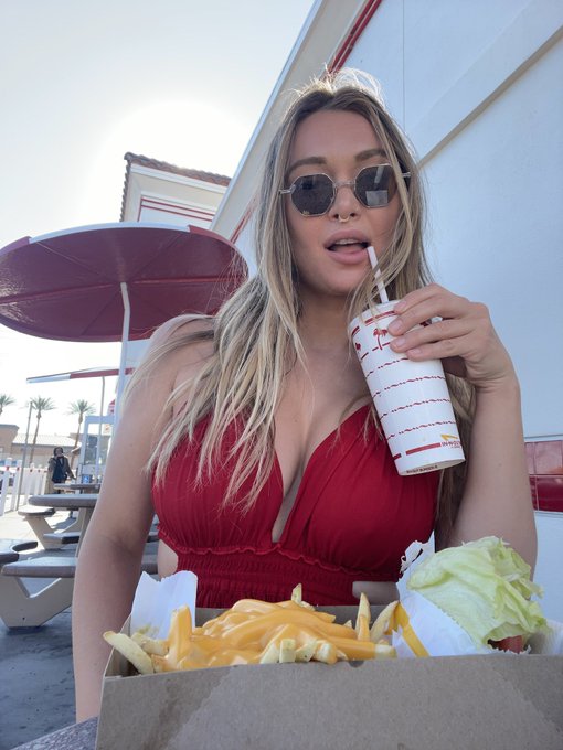 Who wants a snack ? https://t.co/QTCiOMk82A