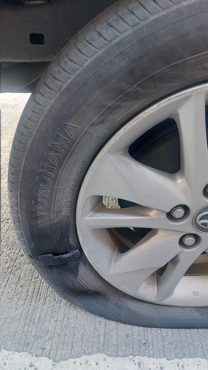 Jade_Tagaro's tweet photo. While happy na happy ang Pasig City for celebrating its day, here I am stuck on the road due to blown tire...

But thanks to Sir Dlas Go of @valenzuelacity LGU sweeper team for helping out. Basta Valenzuelano, maaasahan talaga! ⭐️🫡 @rex_gatchalian @wesgatchalian https://t.co/nTlVZNOibV