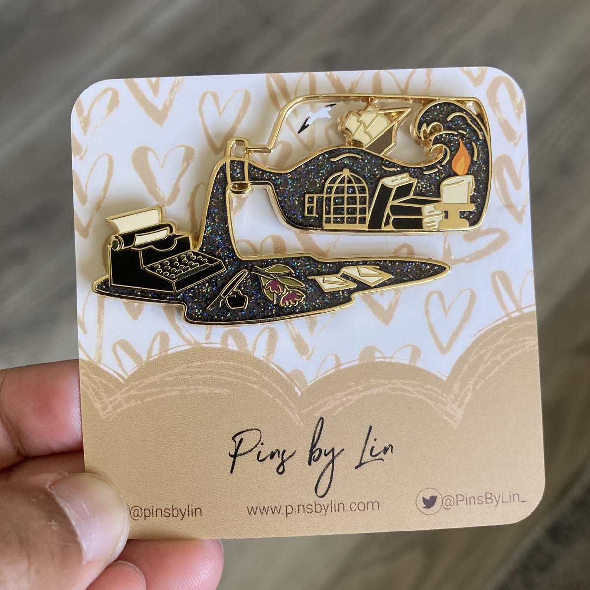 The glitter is my favorite part of this pin ✨