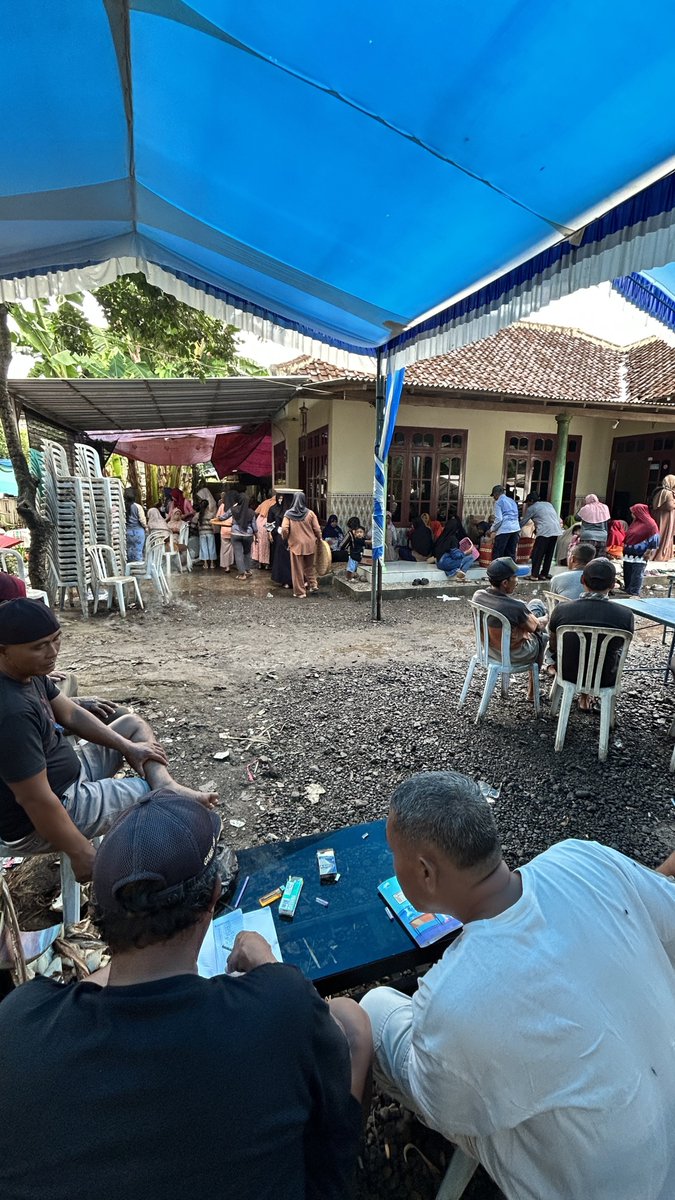 briand_fergie's tweet photo. Hidup di desa emang social cost-nya gede bener. 

Harus libur kerja demi bantuin nyebar undangan berupa ‘tonjokan’. 😅

Semalem pengajian, siang ini nonjok, nanti malem sholawatan, besok siang jaranan, besok malem orkesan. 
Padahal cuma sunatan 😂😂 https://t.co/7OjtAg79ql