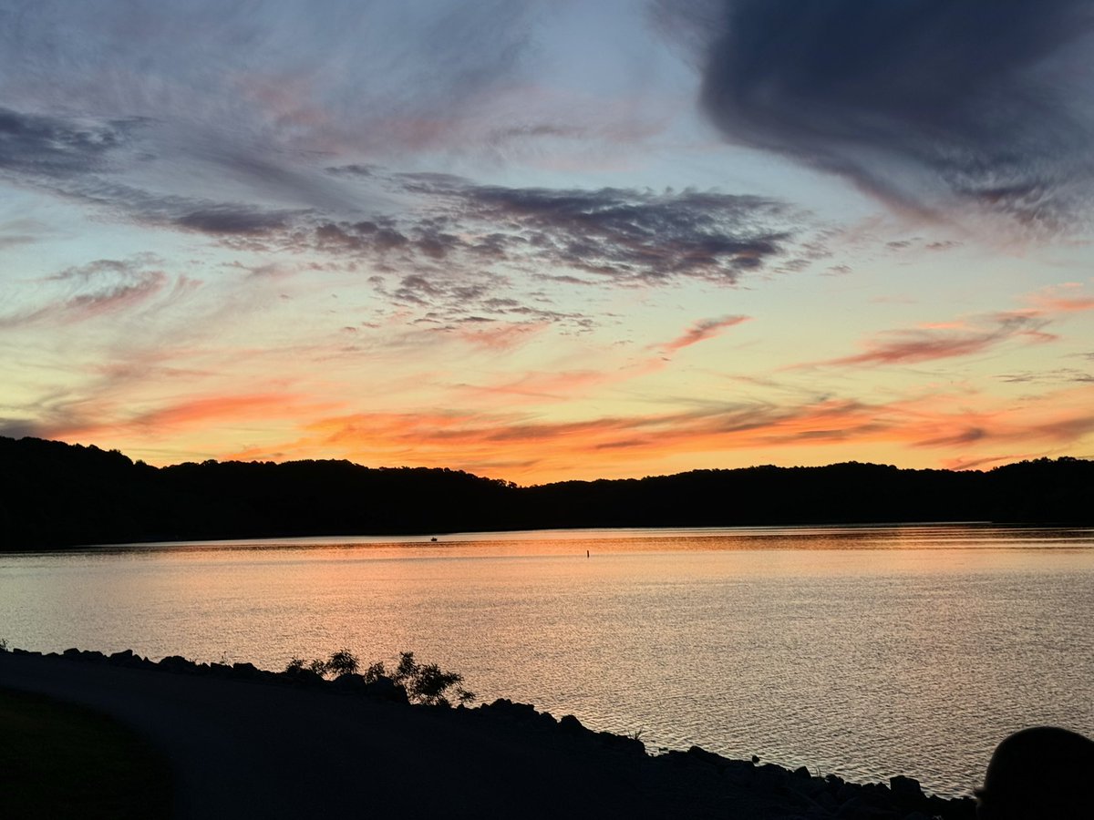 These Green River Lake Sunsets!!! 
@JimWKYT <a href="/Kentuckyweather/">Chris Bailey</a>
